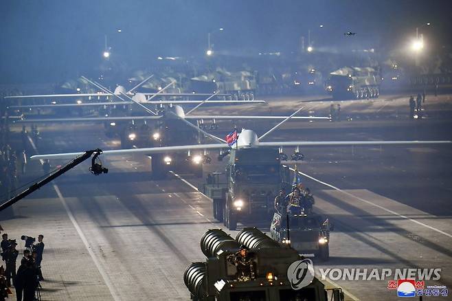 북한, 전승절 70주년 열병식에 등장한 무인기 (평양 조선중앙통신=연합뉴스) 북한이 '전승절'(6ㆍ25전쟁 정전협정기념일) 70주년인 지난 27일 저녁 평양 김일성광장에서 열병식을 개최했다고 조선중앙통신이 28일 보도했다. 2023.7.28 
    [국내에서만 사용가능. 재배포 금지. For Use Only in the Republic of Korea. No Redistribution] nkphoto@yna.co.kr