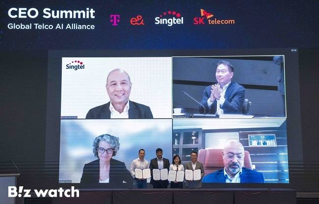 '글로벌 텔코 AI 얼라이언스 CEO 서밋' 참석자들이 기념촬영하고 있다. 왼쪽부터 도이치텔레콤의 조나단 에이브러햄슨 프러덕트&디지털 최고 책임자, 이앤라이프(e& life)의 칼리파 알 샴시 CEO, 싱텔의 아나 입 부대표, SKT 유영상 사장. (뒤쪽 화면 좌측 위부터 시계 방향으로) 싱텔 그룹 CEO 위엔 콴 문, SK 최태원 회장, e&의 그룹 CEO 하템 도비다, 도이치텔레콤의 부회장 클라우디아 네맛./사진=SK텔레콤 제공