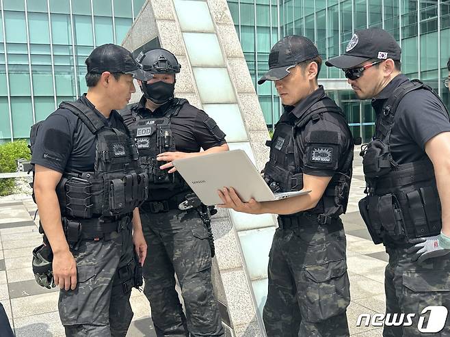 인국공 EOD 대원들이 폭발물을 판별하고 있다. 2023.7.05/뉴스1 ⓒ News1 금준혁 기자