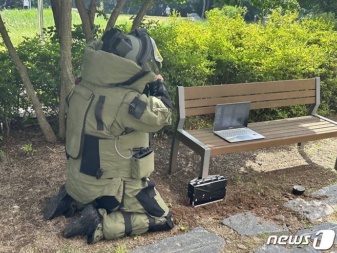 인국공 EOD 대원이 방폭복을 입고 폭탄을 해체하고 있다. 2023.7.05/뉴스1 ⓒ News1 금준혁 기자