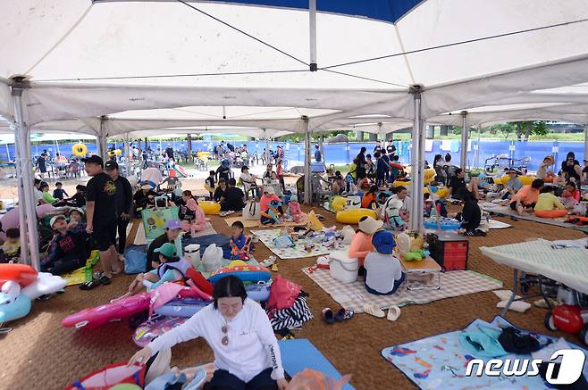 폭염특보가 닷새째 이어지고 있는 29일 오후 광주 북구 산동교 친수공원 물놀이장 그늘막에서 시민들이 휴식을 취하고 있다. 2023.7.29/뉴스1 ⓒ News1 이승현 기자