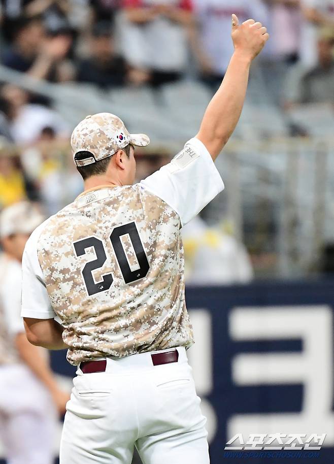 2023 KBO리그 LG트윈스와 키움히어로즈의 경기가 8일 고척스카이돔에서 열렸다. 키움 최원태가 6회초 1사 2루에서 오스틴 뜬공을 잡아낸 이정후를 향해 엄지척을 하고 있다.  고척=최문영 기자deer@sportschosun.com /2023.06.08/