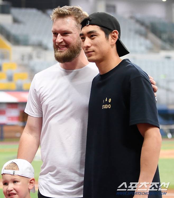 24일 서울 고척스카이돔에서 열린 두산과 키움의 경기. 경기 후 요키시가 이정후와 작별인사를 하고 있다. 고척=정재근 기자 cjg@sportschosun.com/2023.6.24/