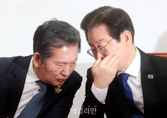 이재명 더불어민주당 대표와 정청래 최고위원이 국회에서 열린 최고위원회의에 앞서 귀엣말을 나누고 있다. ⓒ데일리안 박항구 기자