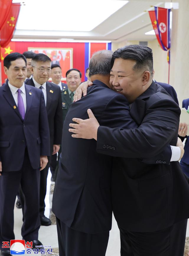 김정은 북한 국무위원장이 28일 중국 대표단을 접견하며 단장인 리훙중 전국인민대표대회 상무위원회 부위원장과 포옹하고 있다. 평양=조선중앙통신 연합뉴스