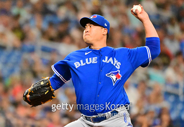 ST PETERSBURG, FLORIDA - MAY 14: Hyun Jin Ryu #99 of the Toronto Blue Jays delivers a pitch to the Tampa Bay Rays in the first inning at Tropicana Field on May 14, 2022 in St Petersburg, Florida. (Photo by Julio Aguilar/Getty Images)