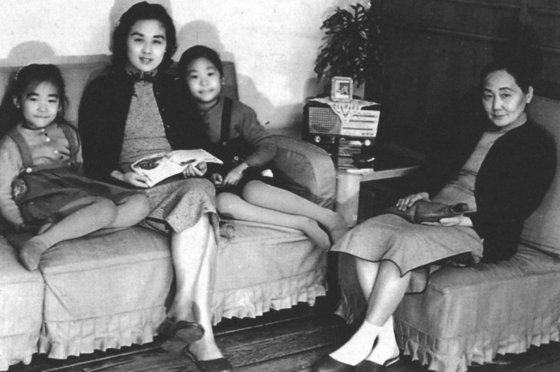 녜화링의 모친(오른쪽)과 두 딸. [사진 김명호]