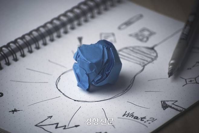 노르웨이 과학기술대학 심리학과의 발달신경과학연구소 연구팀이 발표한 ‘학습 시 필기의 중요성에 대한 고밀도 뇌파 연구 결과’에 따르면 손으로 직접 필기를 하거나 그림을 그릴 때 두뇌 활동이 더 활발했다.