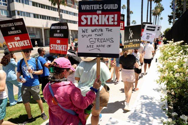 지난 26일(현지시간) 할리우드 양대 노조인 미 작가조합(WGA)과 배우·방송인노동조합(SAG-AFTRA)이 미국 캘리포니아주 로스앤젤레스(LA) 거리에서 행진하고 있다. 로이터연합뉴스