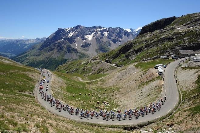 세계 최고 권위의 자전거 경주대회인 투르 드 프랑스가 펼쳐지는 모습