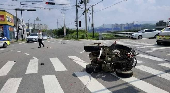 충남 천안 사거리서 오토바이 승용차 충돌…80대 노부부 숨져