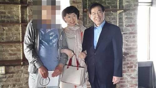 진혜원 연합 진혜원 부부장검사가 2020년 자신의 페이스북에 올린 사진에서 고(故) 박원순 서울시장과 팔장을 끼고 있다. 연합뉴스