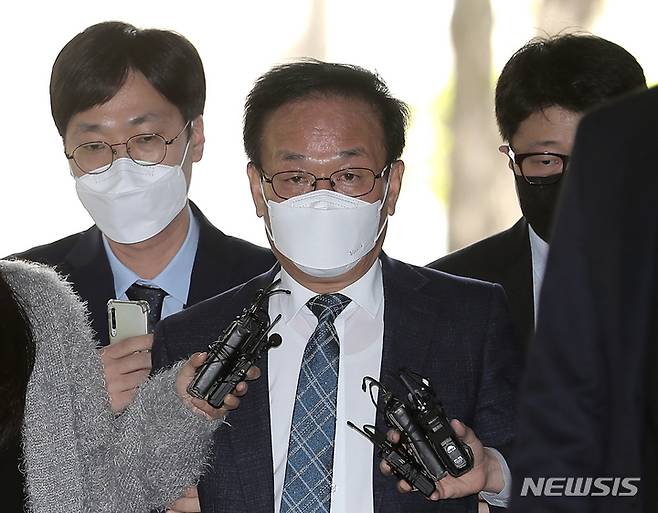 [서울=뉴시스] 김금보 기자 = '백현동 특혜 의혹'의 로비스트로 지목된 김인섭 전 한국하우징기술 대표가  지난 4월14일 서울 서초구 서울중앙지방법원에서 구속 전 피의자 심문에 출석하고 있다. 2023.04.14. kgb@newsis.com