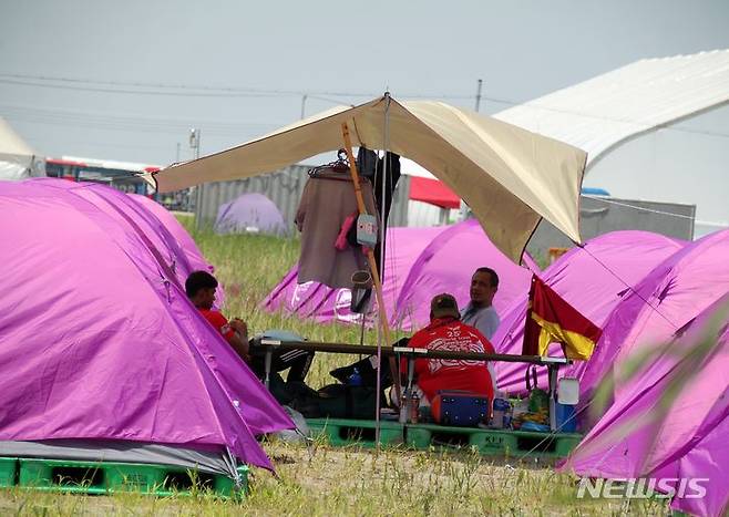 [부안=뉴시스] 고석중 기자= '2023 새만금 제25회 세계스카우트잼버리' 개막을 사흘 앞둔 29일 대회 행사장에 텐트에서 외국인 참가자들이 여유로운 시간을 보내고 있다. 이 대회는 8월 1~12일 새만금 매립지에 조성된 8.84㎢의 넓은 야영장에서 개최된다, 2023.07.29. k9900@nwsis.com