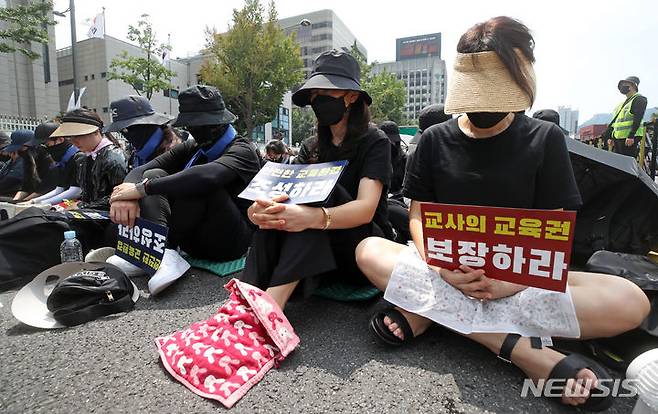 [서울=뉴시스] 조성우 기자 = 전국의 교사들이 29일 오후 서울 종로구 정부서울청사 앞에서 열린 서이초 교사 추모 및 공교육 정상화 촉구 집회에서 묵념을 하고 있다. 2023.07.29. xconfind@newsis.com