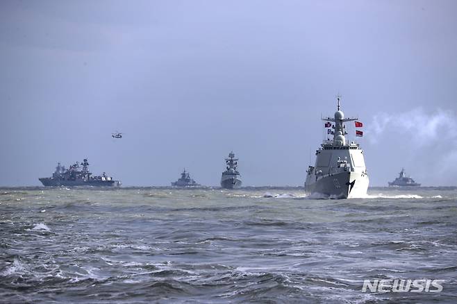 [베이징=AP/뉴시스] 중국과 러시아 군함 10척이 일본 홋카이도(北海道) 사할린 해협을 통과했다고 니혼게이자이신문(닛케이)이 29일 밝혔다. 사진은 신화통신이 공개한 것으로 중국과 러시아 해군이 지난해 12월27일 동중국해에서 해상 합동훈련을 하는 모습. 2023.07.29.