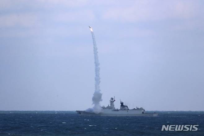 [베이징=AP/뉴시스] 중국과 러시아 군함 10척이 일본 홋카이도(北海道) 사할린 해협을 통과했다고 니혼게이자이신문(닛케이)이 29일 밝혔다. 사진은 신화통신이 공개한 것으로 중국과 러시아 해군이 동중국해에서 해상 합동훈련을 실시해 지난해 12월27일 중국 미사일 호위함 '빈저우'가 미사일을 쏘는 모습. 2023.07.29.