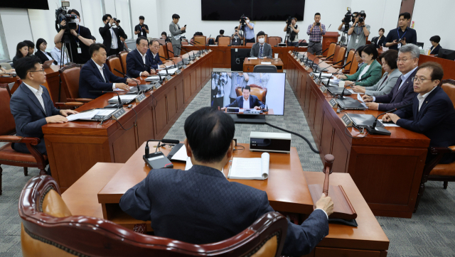 ▲국회 윤리특별위원회 변재일 위원장이 27일 오후 서울 여의도 국회에서 가상자산 보유·거래 논란으로 더불어민주당을 탈당한 무소속 김남국 의원 징계안을 논의하기 위해 열린 윤리특별위원회 전체회의에서 의사봉을 두드리고 있다. ⓒ연합뉴스