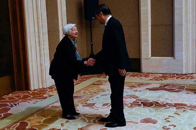 지난 8일, 베이징에서 중국 경제정책 담당 허리펑 부총리를 만나는 옐런 미 재무장관. 허리를 살짝 숙인 모습인데, 미국 내에서 이를 두고 '굴욕' 논란이 일었다.