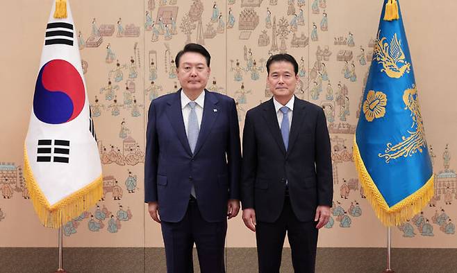 윤석열 대통령이 28일 용산 대통령실에서 김영호 통일부 장관에게 임명장을 수여한 뒤 기념 촬영하고 있다. 대통령실 제공