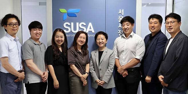 서울국제개발협력단(SUSA) 직원들이 지난 14일 서울 종로구 사무실에서 포즈를 취하고 있다. 왼쪽부터 김수진 수석, 유태희 대리, 박채화 책임, 노은희 수석, 박미경 과장, 신동훈 책임, 김건우 부장(단장 직무대행), 원세형 수석.&nbsp;서상배 선임기자