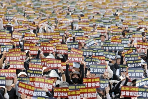 전국 교사들이 29일 오후 서울 종로구 정부서울청사 앞에서 열린 서이초등학교 교사 추모 및 공교육 정상화 촉구 집회에서 구호를 외치고 있다. 뉴시스