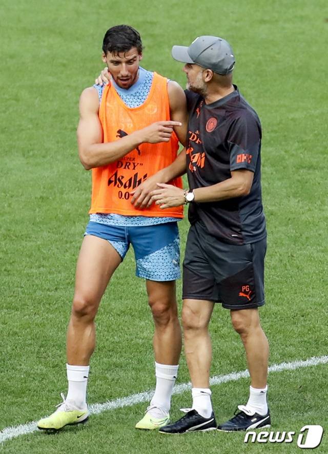29일 서울월드컵경기장에서 열린 쿠팡 플레이 시리즈 2차전 맨체스터 시티의 오픈 트레이닝. 맨시티의 후벵 디아스와 펩 과르디올라 감독이 얘기를 나누고 있다. /사진=뉴스1 제공