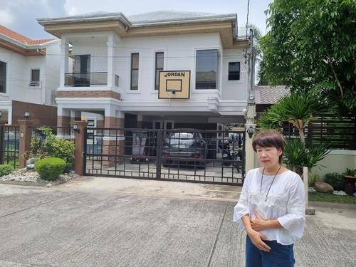 남편이 필리핀 경찰에 의해 납치된 장소에 서 있는 최경진씨 (앙헬레스[필리핀]=연합뉴스) 2016년 10월 한인 사업가 지익주씨가 경찰에 의해 살해되기 전에 납치된 장소인 이전 자택의 앞에 지씨의 아내 최경진씨가 지난달 6일 서 있는 모습. 필리핀 앙헬레스 지방법원은 6일 지씨를 납치·살해한 필리핀 전직 경찰들에게 무기징역형을 선고했다. 2023.7.29
bumsoo@yna.co.kr