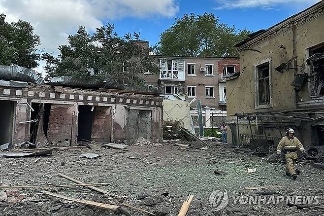 러 서남부 타간로크서 추락한 미사일로 인한 피해 현장 (타간로크[러시아] AFP=연합뉴스) 우크라이나와 인접한 러시아 서남부 로스토프주의 타간로크에서 미사일이 요격된 후 도심에 추락했다. 이로 인해 15명이 다쳤다고 로스토프주 당국이 밝혔다. 2023.7.28 photo@yna.co.kr [바실리 골루베프 로스토프 주지사 텔레그램 제공. 재판매 및 DB 금지]