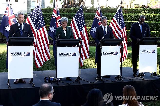 미·호주 외교·국방장관 (브리즈번 AFP=연합뉴스) (왼쪽부터) 리처드 말스 호주 국방부 장관, 페니 웡 호주 외교부 장관, 토니 블링컨 미국 국무부 장관, 로이드 오스틴 미국 국방부 장관이 28일 호주 브리즈번에서 미·호주 외교·국방장관 회담 후 기자회견을 갖고 있다. 2023.7.29 photo@yna.co.kr