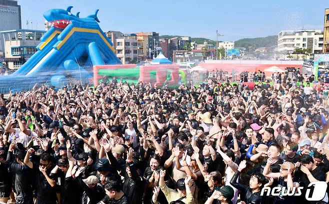 지난 29일 충남 보령 대천해수욕장에서 보령머드축제가 열려 관광객들이 즐거운 시간을 보내고 있다.(보령시 제공)/뉴스1