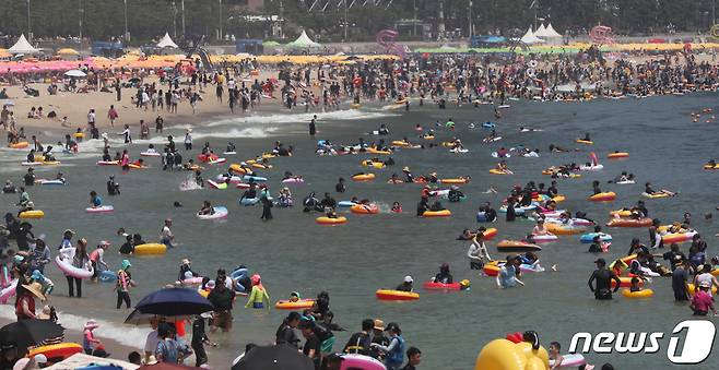 본격적인 피서철을 맞은 30일 오후 부산 해운대구 해운대해수욕장을 찾은 피서객들이 물놀이를 즐기며 더위를 식히고 있다. 2023.7.30/뉴스1 ⓒ News1 윤일지 기자