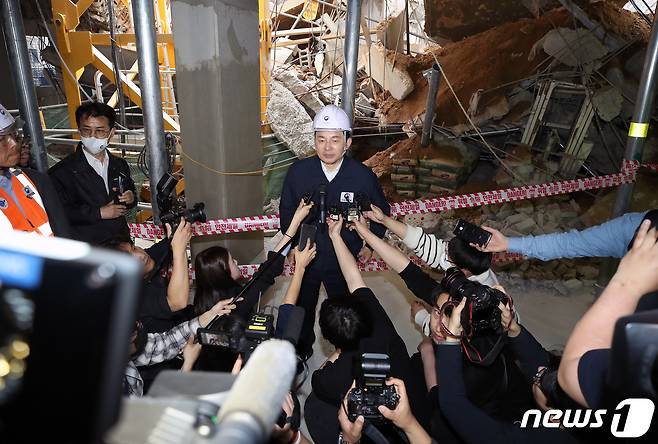 원희룡 국토교통부 장관이 지난 5월 2일 인천시 서구 검단의 한 아파트 지하주차장 슬래브 붕괴 현장을 살펴본 뒤 취재진의 질문에 답변을 하고 있다. 2023.5.2/뉴스1 ⓒ News1 정진욱 기자