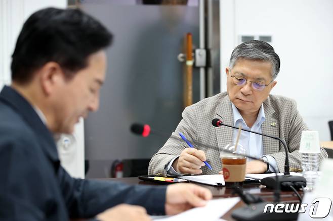 이한준 한국토지주택공사 사장이 30일 오후 서울 강남구 한국토지주택공사(LH) 서울지역본부에서 열린 공공주택 긴급안전점검 회의에서 원희룡 국토교통부 장관의 모두발언을 듣고 있다. 2023.7.30/뉴스1 ⓒ News1 이승배 기자