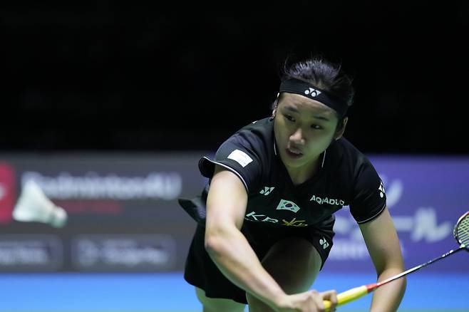 South Korea's An Se-young returns a shot against China's He Bing Jiao during the women's singles final in the Japan Open badminton tournament in Tokyo, Sunday, July 30, 2023. (AP Photo/Hiro Komae)