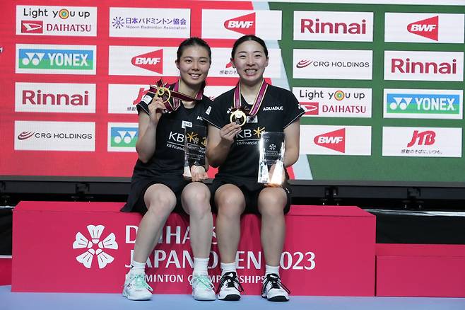 South Korea's Kim So-yeong, left, and Kong Hee-yong celebrate during a medal ceremony after defeating China's Chen Qing Chen and Jia Yi Fan in the women's doubles final in the Japan Open badminton tournament in Tokyo, Sunday, July 30, 2023. (AP Photo/Hiro Komae)







<저작권자(c) 연합뉴스, 무단 전재-재배포 금지>