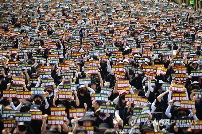 전국 각지에서 모인 교사들이 29일 서울 종로구 경복궁역 사거리 인근에서 열린 공교육 정상화를 위한 집회에 참석해 팻말을 흔들고 있다. 연합뉴스