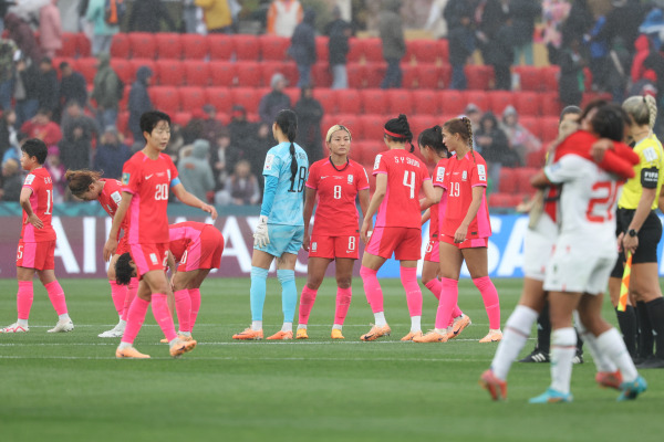 대한민국 여자 축구대표팀 선수들이 30일(한국시간) 호주 애들레이드의 하인드마시 스타디움에서 열린 2023 국제축구연맹(FIFA) 호주·뉴질랜드 여자 월드컵 H조 2차전 모로코전 0-1 패배 후 아쉬워하고 있다. 연합뉴스