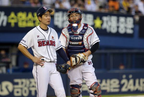 두산 베어스 김재호(왼쪽)와 양의지. 사진=두산 베어스 제공