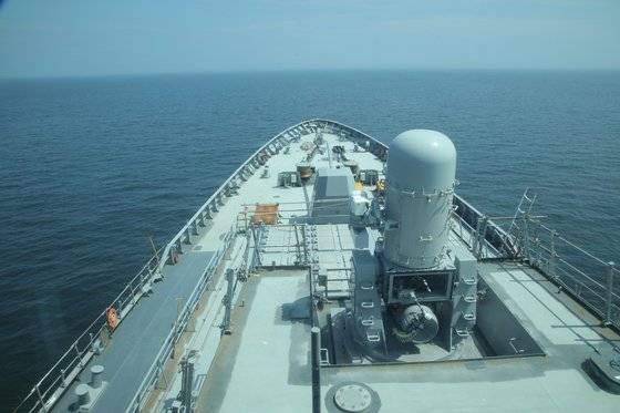 정조대왕함 함교에서 바라본 함수. 함포와 근접방어체계가 보인다. 녹이 슨 장비는 시험평가용 웨이트(weightㆍ무게추)다. 이철재 기자