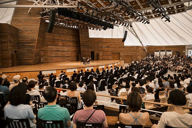 스페인 기타리스트 호세 마리아 가야르도 델 레이와 한국 바이올리니스트 양인모가 지난 29일 강원 평창군 대관령면 알펜시아 뮤직텐트에서 ‘아랑후에스를 위한 다이아몬드’를 함께 연주하고 있다. 대관령음악제운영실 제공