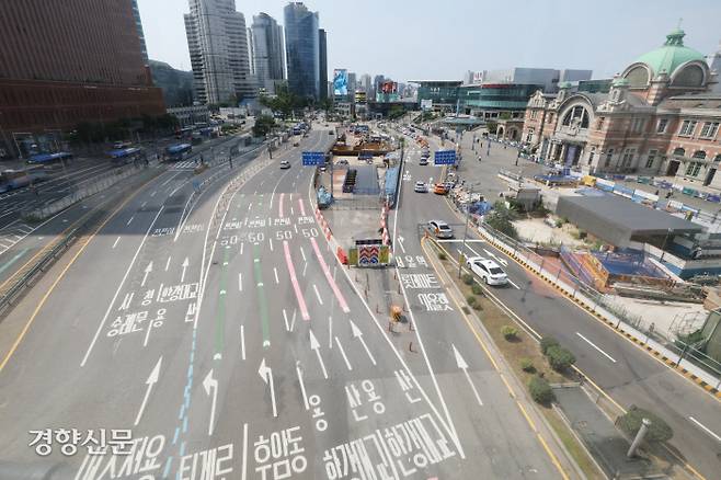 본격 휴가철…한산한 도로 본격적인 여름휴가철이 시작된 30일 평소 차량 통행이 많은 서울역 인근 도로가 한산한 모습을 보이고 있다. 한수빈 기자