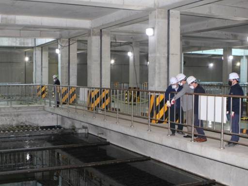 인천환경공단 직원들이 인천 중구 남항공공하수처리시설을 점검하고 있다. 인천환경공단 제공
