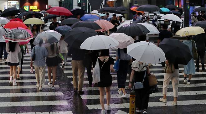 서울 지하철 1호선과 경부선 일부 구간이 운행 중단됐다가 재개됐다. 사진은 지난 13일 서울 강남역 인근에서 시민들이 우산을 쓰고 이동하는 모습. /사진=뉴스1