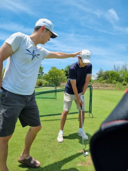함준호 프로는 회원의 나이와 신체조건, 이전에 했던 운동, 골프를 배우려는 목적 등을 대화를 통해 파악한 뒤 이를 토대로 맞춤형 레슨을 제공한다. 사진은 레슨 장면.