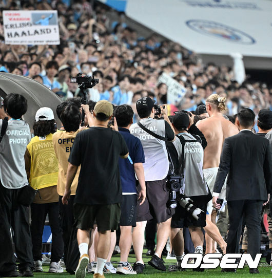 [OSEN=서울월드컵경기장, 이대선 기자] 아틀레티코 마드리드(이하 ATM)는 30일 오후 8시 40분 서울 상암월드컵경기장에서 개최된 ‘쿠팡플레이 시리즈 2차전’에서 맨체스터 시티를 2-1로 눌렀다. 지난 27일 팀K리그에게 2-3으로 패했던 ATM은 한국투어를 승리로 마무리했다.맨시티는 23일 요코하마에게 5-3 완승을 거뒀다. 이후 맨시티는 26일 일본에서 김민재가 결장한 바이에른 뮌헨과 맞붙어 2-1로 승리를 거뒀다. 이후 한국으로 이동한 맨시티는 라리가 명문 ATM에게 아시아투어 첫 패배를 당했다.경기 종료 후 맨체스터 시티 엘링 홀란이 관중석을 향해 인사를 하고 있다. 2023.07.30 /sunday@osen.co.kr