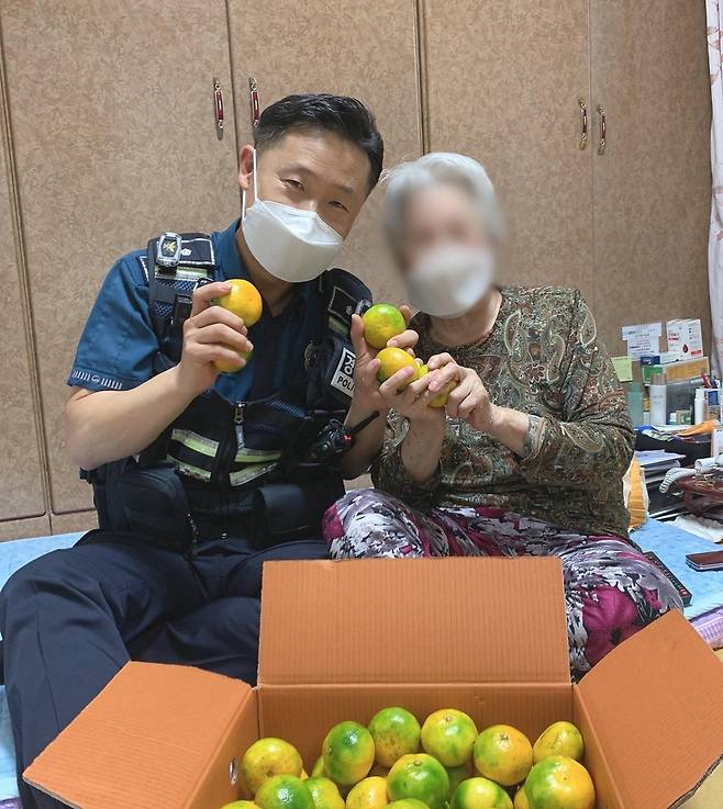 홀몸 어르신과 사진 찍는 이광덕 경위 [이광덕 경위 제공. 재판매 및 DB 금지]