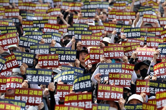 전국 교사들이 29일 오후 서울 종로구 정부서울청사 앞에서 열린 서이초 교사 추모 및 공교육 정상화 촉구 집회에서 구호를 외치고 있다. (사진=뉴시스)