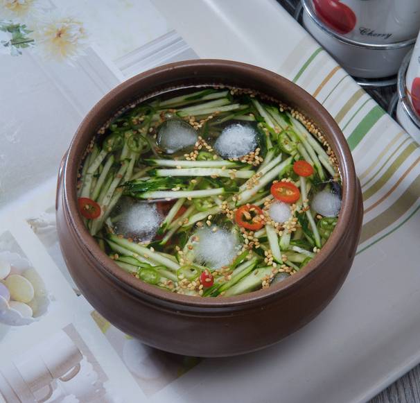 식초가 들어가는 여름 음식으로 오이냉국이 꼽힌다. 오이는 열량이 낮고 95% 이상이 수분으로 이뤄져 있어 체중 조절 효과가 있다. [사진=게티이미지뱅크]