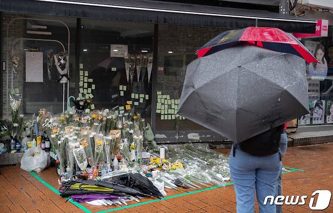 23일 오전 서울 관악구 신림동 '묻지마 흉기 난동' 사건 현장에 추모 메시지와 조화가 놓여 있다. 2023.7.23/뉴스1 ⓒ News1 이재명 기자